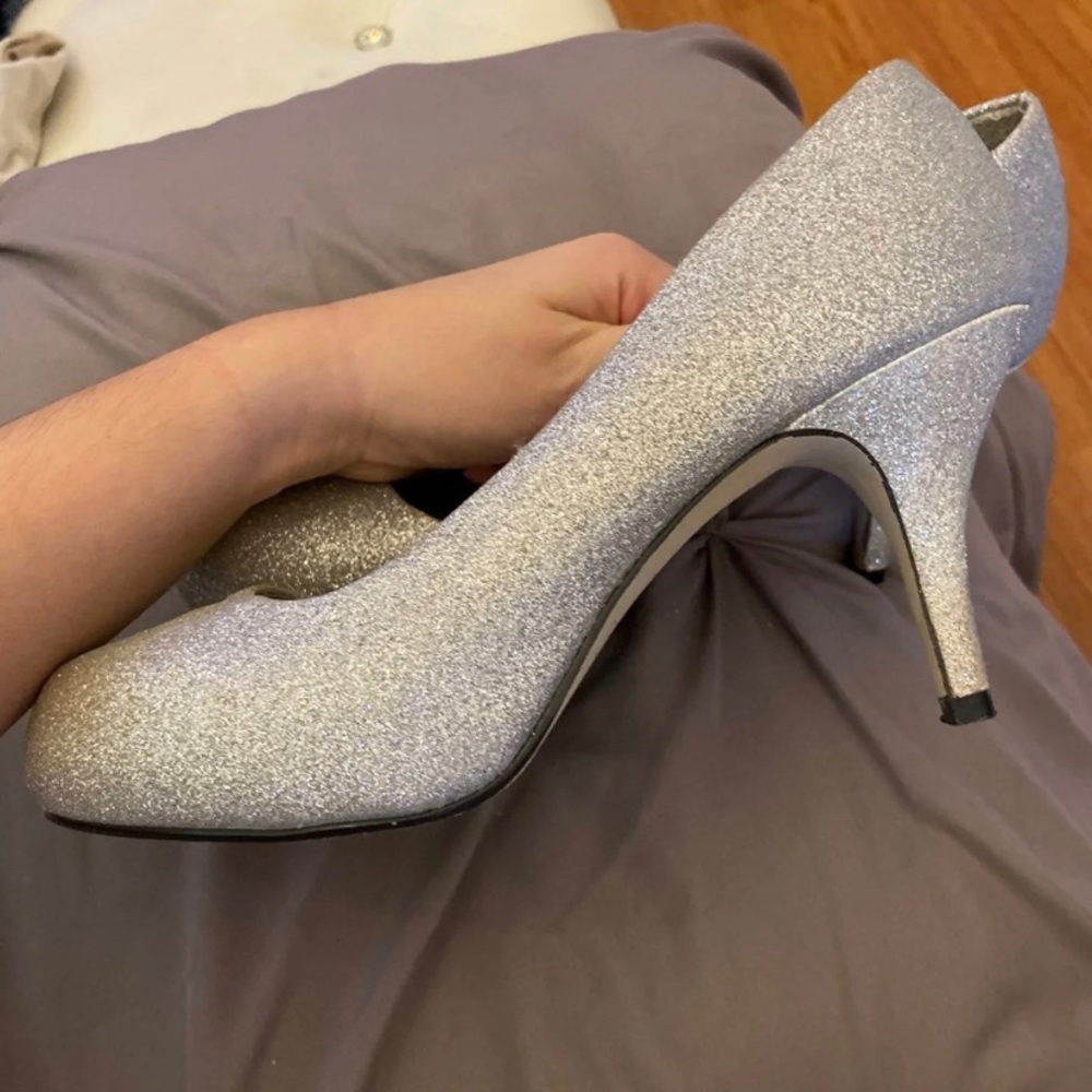 Silver heels pumps